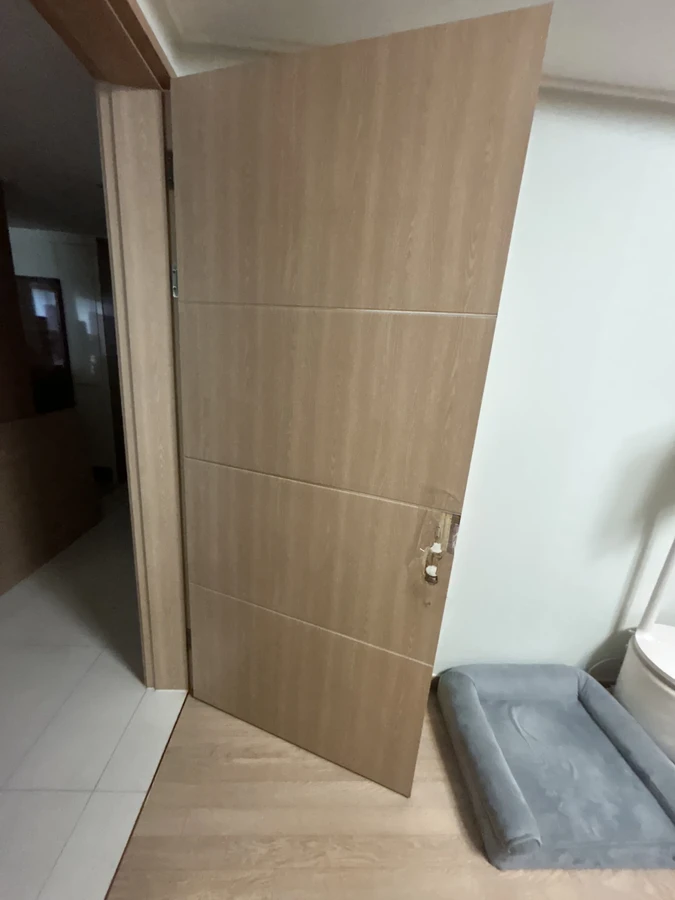 문 하단이 처져 걸리던 실내문 정리 전 상태