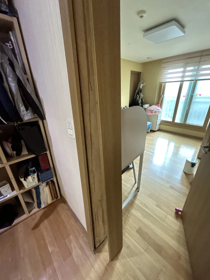 부서진 문틀 몰딩 수리 전 상태