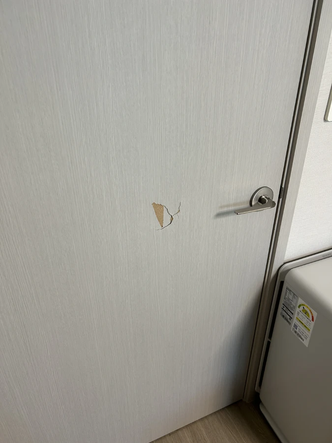 방문 표면이 찢어져 속판이 드러난 시공 전 상태