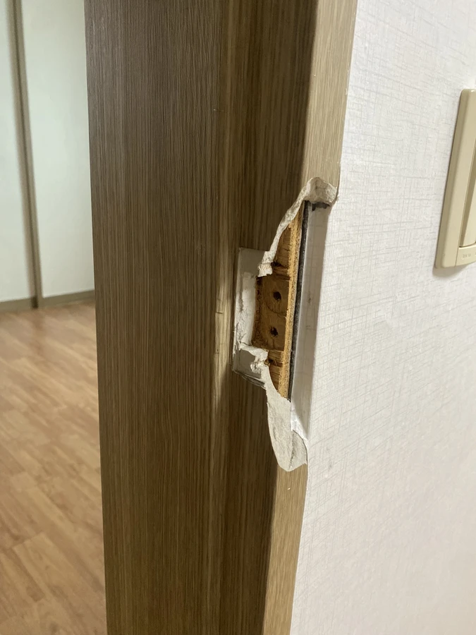 문틀 모서리가 깨져 속판과 나사 자리가 드러난 시공 전 상태