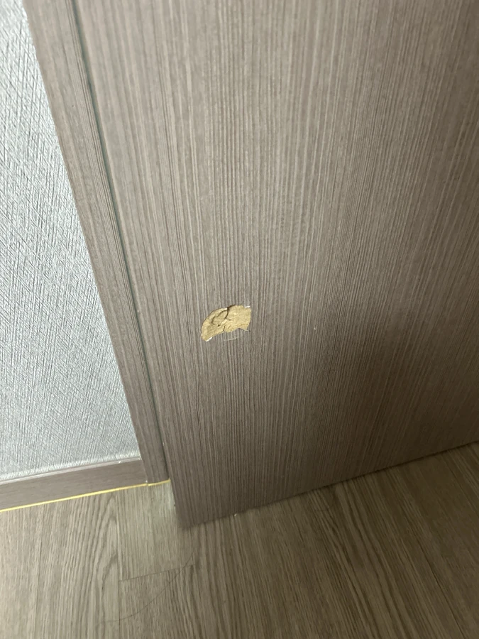 찍힌 자국을 메우고 손잡이·잠금장치를 정리한 시공 후 상태